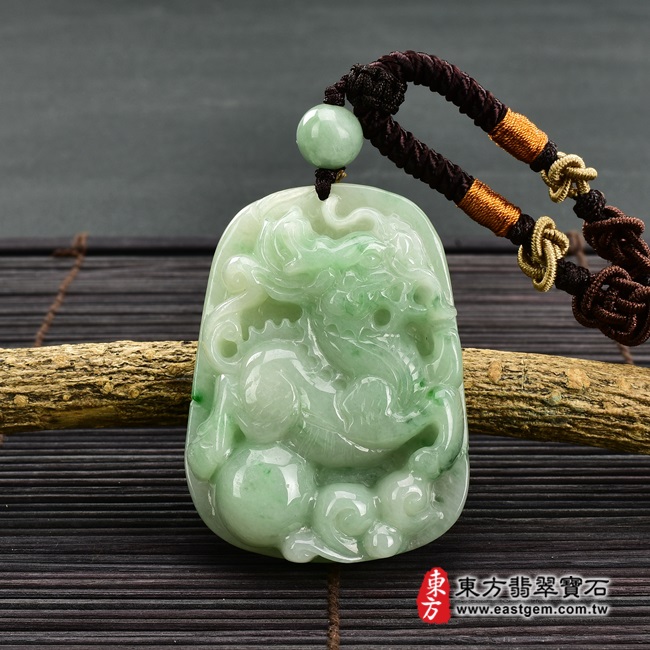 翡翠麒麟項鍊玉珮情境照片 翡翠麒麟項鍊玉珮（神獸獻瑞：麒麟牌A貨翡翠麒麟玉珮、緬甸玉麒麟玉墜）。綠色糯種帶飄花麒麟，CL089。客製化訂做各種翡翠麒麟吊墜玉珮項鍊。★附A貨翡翠雙證書