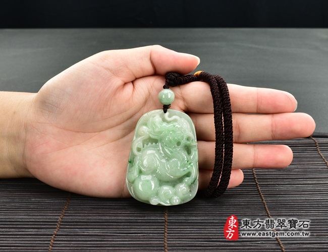 翡翠麒麟項鍊玉珮大小示意圖照片 翡翠麒麟項鍊玉珮（神獸獻瑞：麒麟牌A貨翡翠麒麟玉珮、緬甸玉麒麟玉墜）。綠色糯種帶飄花麒麟，CL089。客製化訂做各種翡翠麒麟吊墜玉珮項鍊。★附A貨翡翠雙證書