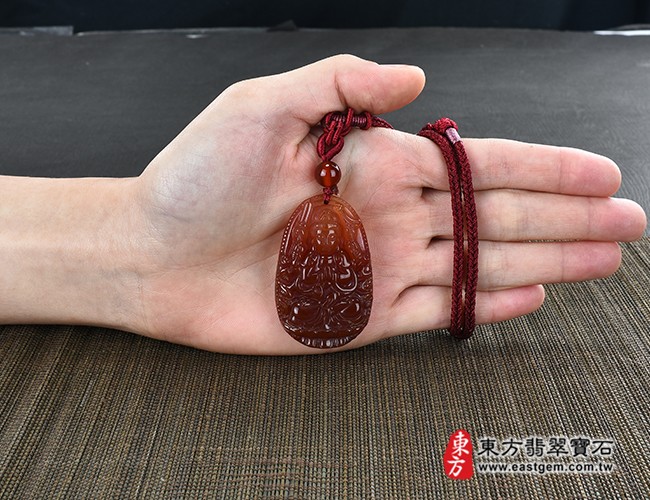 千手觀音項鍊玉珮大小示意照片  瑪瑙千手觀音項鍊玉珮（千手觀音：千手觀音牌瑪瑙千手觀音玉珮、玉髓千手觀音玉墜）。紅瑪瑙玉髓千手觀音，LH187。客製化訂做各種瑪瑙玉髓千手觀音吊墜玉珮項鍊。★附東方翡翠寶石保證卡