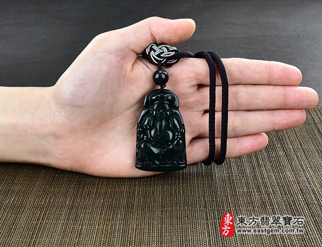福德正神土地公財神爺項鍊玉珮大小示意照片  水草玉福德正神土地公財神爺項鍊玉珮（福德正神：福德正神土地公財神爺牌水草玉福德正神土地公財神爺玉珮、水草玉福德正神土地公財神爺玉墜）。綠色水草玉福德正神土地公財神爺，TD040。客製化訂做各種水草玉福德正神土地公財神爺吊墜玉珮項鍊。★附東方翡翠寶石保證卡