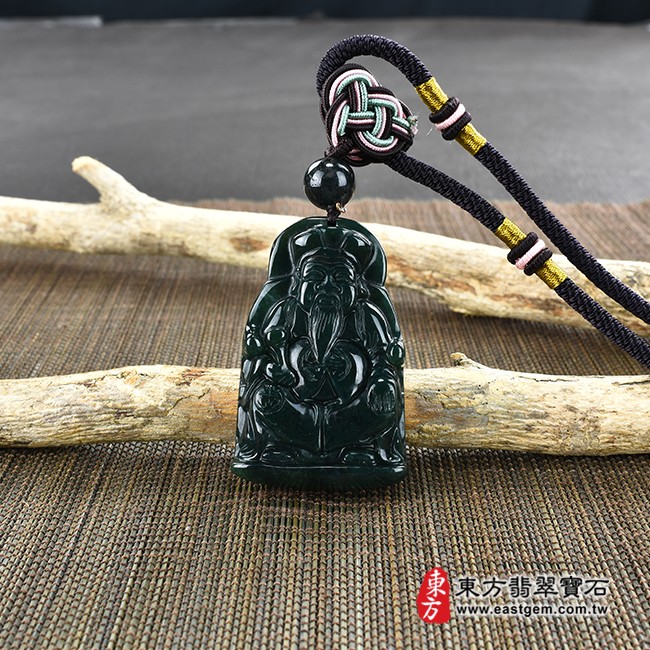 福德正神土地公財神爺項鍊玉珮情境照片  水草玉福德正神土地公財神爺項鍊玉珮（福德正神：福德正神土地公財神爺牌水草玉福德正神土地公財神爺玉珮、水草玉福德正神土地公財神爺玉墜）。綠色水草玉福德正神土地公財神爺，TD040。客製化訂做各種水草玉福德正神土地公財神爺吊墜玉珮項鍊。★附東方翡翠寶石保證卡