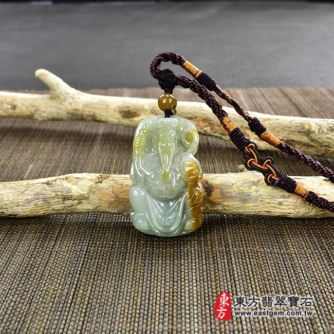 武財神項鍊玉珮情境照片  （已出售勿下標，可訂做）翡翠武財神項鍊玉珮（趙公明：武財神牌A貨翡翠武財神玉珮、緬甸玉武財神玉墜）。油青種，帶黃翡武財神，WM-003。客製化訂做各種翡翠武財神吊墜玉珮項鍊。★附A貨翡翠雙證書