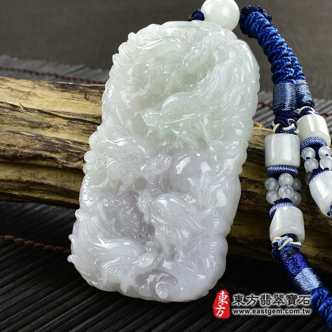 翡翠龍項鍊玉珮右側照片 翡翠龍項鍊玉珮（九龍獻瑞：龍牌A貨翡翠龍玉珮、緬甸玉龍玉墜、龍十二生肖項鍊）。白綠色糯種九龍，DR448。客製化訂做各種翡翠龍吊墜玉珮項鍊。★附A貨翡翠雙證書