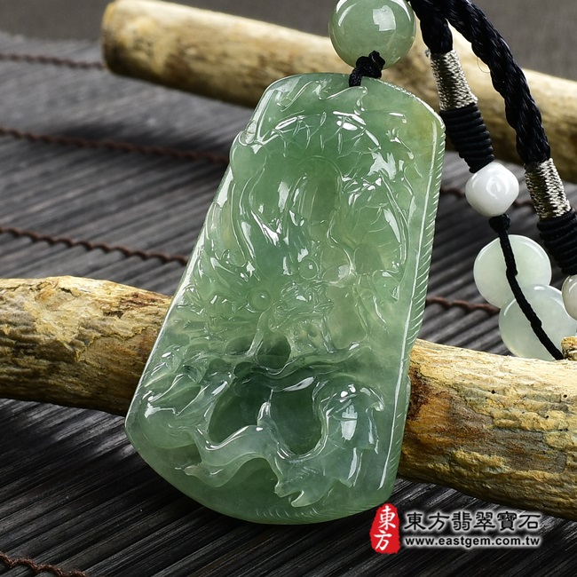 翡翠龍項鍊玉珮右側照片 翡翠龍項鍊玉珮(招財飛騰游龍:龍牌A貨翡翠龍玉珮、緬甸玉龍玉墜、龍十二生肖項鍊)綠色糯種龍,DR455。客製化訂做各種翡翠龍吊墜玉珮項鍊。★附A貨翡翠雙證書 翡翠龍項鍊玉珮右側照片 翡翠龍項鍊玉珮(招財飛騰游龍:龍牌A貨翡翠龍玉珮、緬甸玉龍玉墜、龍十二生肖項鍊)綠色糯種龍,DR455。客製化訂做各種翡翠龍吊墜玉珮項鍊。★附A貨翡翠雙證書
