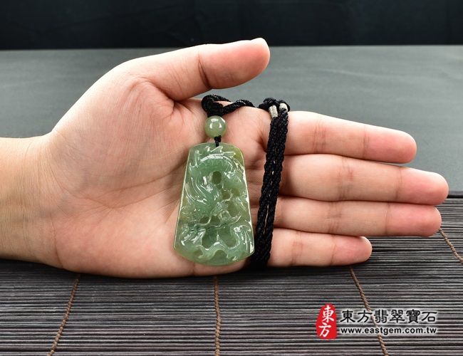 翡翠龍項鍊玉珮大小示意照片 翡翠龍項鍊玉珮(招財飛騰游龍:龍牌A貨翡翠龍玉珮、緬甸玉龍玉墜、龍十二生肖項鍊)綠色糯種龍,DR455。客製化訂做各種翡翠龍吊墜玉珮項鍊。★附A貨翡翠雙證書 翡翠龍項鍊玉珮大小示意照片 翡翠龍項鍊玉珮(招財飛騰游龍:龍牌A貨翡翠龍玉珮、緬甸玉龍玉墜、龍十二生肖項鍊)綠色糯種龍,DR455。客製化訂做各種翡翠龍吊墜玉珮項鍊。★附A貨翡翠雙證書