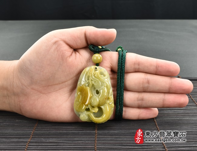 翡翠龍項鍊玉珮大小示意照片 翡翠龍項鍊玉珮（祥龍瑞氣、招財富貴龍：龍牌A貨翡翠龍玉珮、緬甸玉龍玉墜、龍十二生肖項鍊）。黃翡翠龍，DR471。客製化訂做各種翡翠龍吊墜玉珮項鍊。★附A貨翡翠雙證書