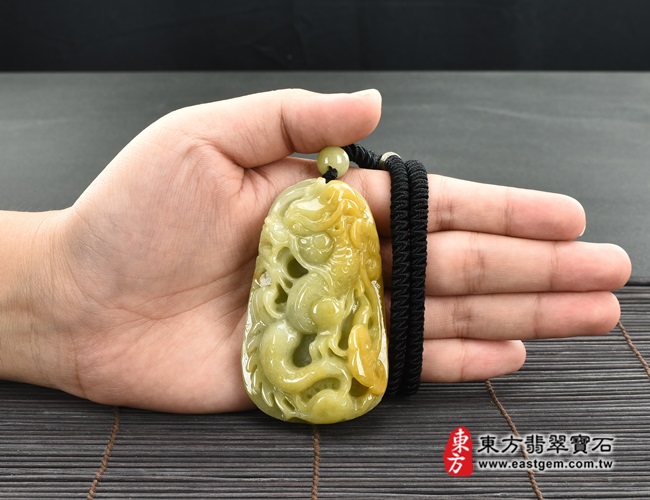 翡翠龍項鍊玉珮大小示意照片 翡翠龍項鍊玉珮(祥龍瑞氣、招財富貴龍:龍牌A貨翡翠龍玉珮、緬甸玉龍玉墜、龍十二生肖項鍊)。黃翡翠龍,DR472。客製化訂做各種翡翠龍吊墜玉珮項鍊。★附A貨翡翠雙證書 翡翠龍項鍊玉珮大小示意照片 翡翠龍項鍊玉珮(祥龍瑞氣、招財富貴龍:龍牌A貨翡翠龍玉珮、緬甸玉龍玉墜、龍十二生肖項鍊)。黃翡翠龍,DR472。客製化訂做各種翡翠龍吊墜玉珮項鍊。★附A貨翡翠雙證書
