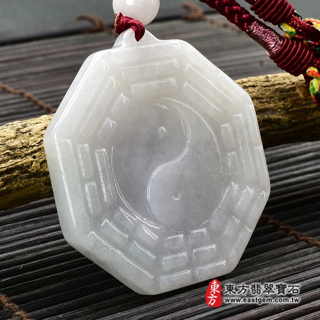 翡翠八卦項鍊玉珮左側照片 翡翠八卦項鍊玉珮（精工八卦太極，先天八卦：八卦牌A貨翡翠八卦玉珮、緬甸玉八卦玉墜）。白綠色糯種八卦，ED236。客製化訂做各種翡翠八卦吊墜玉珮項鍊。★附A貨翡翠雙證書