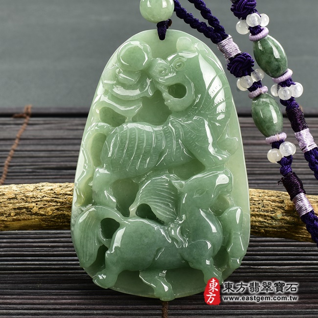 翡翠生肖狗三合六合貴人項鍊玉珮正面照片 翡翠生肖狗三合六合貴人項鍊玉珮（生肖屬狗，最適合配戴三合六合貴人項鍊，馬虎兔：狗牌A貨翡翠生肖狗玉珮、緬甸玉生肖狗玉墜、狗十二生肖項鍊）。深綠色糯種狗，ZH101。客製化訂做各種翡翠生肖狗吊墜玉珮項鍊。★附A貨翡翠雙證書