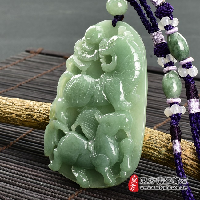 翡翠生肖狗三合六合貴人項鍊玉珮右側照片 翡翠生肖狗三合六合貴人項鍊玉珮（生肖屬狗，最適合配戴三合六合貴人項鍊，馬虎兔：狗牌A貨翡翠生肖狗玉珮、緬甸玉生肖狗玉墜、狗十二生肖項鍊）。深綠色糯種狗，ZH101。客製化訂做各種翡翠生肖狗吊墜玉珮項鍊。★附A貨翡翠雙證書