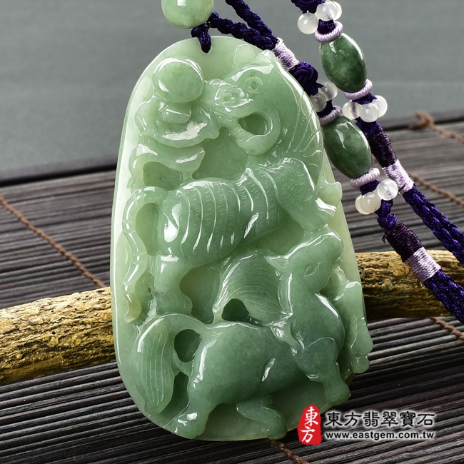 翡翠生肖狗三合六合貴人項鍊玉珮左側照片 翡翠生肖狗三合六合貴人項鍊玉珮（生肖屬狗，最適合配戴三合六合貴人項鍊，馬虎兔：狗牌A貨翡翠生肖狗玉珮、緬甸玉生肖狗玉墜、狗十二生肖項鍊）。深綠色糯種狗，ZH101。客製化訂做各種翡翠生肖狗吊墜玉珮項鍊。★附A貨翡翠雙證書