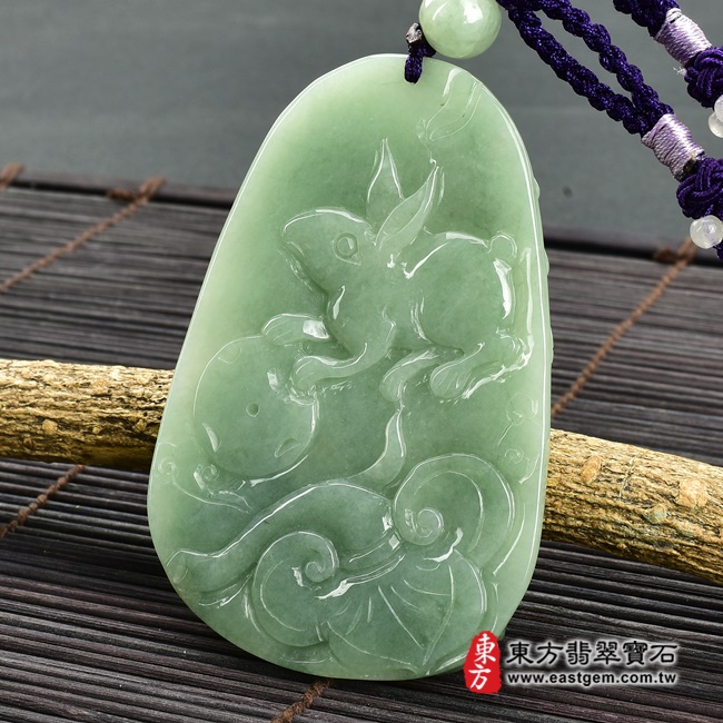 翡翠生肖狗三合六合貴人項鍊玉珮背面右側照片 翡翠生肖狗三合六合貴人項鍊玉珮（生肖屬狗，最適合配戴三合六合貴人項鍊，馬虎兔：狗牌A貨翡翠生肖狗玉珮、緬甸玉生肖狗玉墜、狗十二生肖項鍊）。深綠色糯種狗，ZH101。客製化訂做各種翡翠生肖狗吊墜玉珮項鍊。★附A貨翡翠雙證書