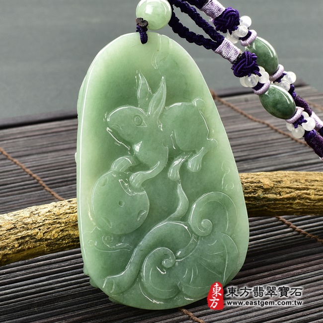 翡翠生肖狗三合六合貴人項鍊玉珮背面左側照片 翡翠生肖狗三合六合貴人項鍊玉珮（生肖屬狗，最適合配戴三合六合貴人項鍊，馬虎兔：狗牌A貨翡翠生肖狗玉珮、緬甸玉生肖狗玉墜、狗十二生肖項鍊）。深綠色糯種狗，ZH101。客製化訂做各種翡翠生肖狗吊墜玉珮項鍊。★附A貨翡翠雙證書