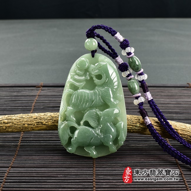 翡翠生肖狗三合六合貴人項鍊玉珮正面情境照片 翡翠生肖狗三合六合貴人項鍊玉珮（生肖屬狗，最適合配戴三合六合貴人項鍊，馬虎兔：狗牌A貨翡翠生肖狗玉珮、緬甸玉生肖狗玉墜、狗十二生肖項鍊）。深綠色糯種狗，ZH101。客製化訂做各種翡翠生肖狗吊墜玉珮項鍊。★附A貨翡翠雙證書