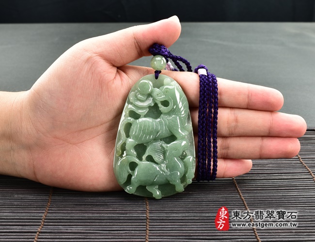 翡翠生肖狗三合六合貴人項鍊玉珮正面大小示意照片 翡翠生肖狗三合六合貴人項鍊玉珮（生肖屬狗，最適合配戴三合六合貴人項鍊，馬虎兔：狗牌A貨翡翠生肖狗玉珮、緬甸玉生肖狗玉墜、狗十二生肖項鍊）。深綠色糯種狗，ZH101。客製化訂做各種翡翠生肖狗吊墜玉珮項鍊。★附A貨翡翠雙證書