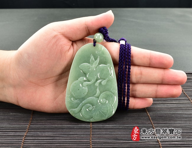 翡翠生肖狗三合六合貴人項鍊玉珮背面大小示意照片 翡翠生肖狗三合六合貴人項鍊玉珮（生肖屬狗，最適合配戴三合六合貴人項鍊，馬虎兔：狗牌A貨翡翠生肖狗玉珮、緬甸玉生肖狗玉墜、狗十二生肖項鍊）。深綠色糯種狗，ZH101。客製化訂做各種翡翠生肖狗吊墜玉珮項鍊。★附A貨翡翠雙證書