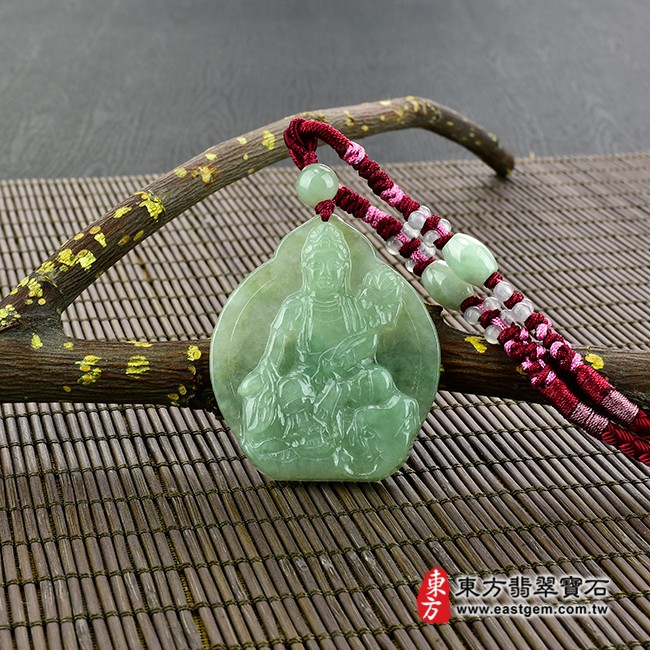 普賢菩薩項鍊玉珮情境照片  翡翠普賢菩薩項鍊玉珮（遍吉菩薩：普賢菩薩牌A貨翡翠普賢菩薩玉珮、緬甸玉普賢菩薩玉墜）。綠色糯種普賢菩薩，BS038。客製化訂做各種翡翠普賢菩薩吊墜玉珮項鍊。★附A貨翡翠雙證書