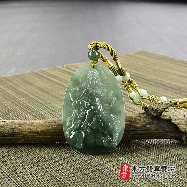 普賢菩薩項鍊玉珮情境照片 翡翠普賢菩薩項鍊玉珮（遍吉菩薩：普賢菩薩牌A貨翡翠普賢菩薩玉珮、緬甸玉普賢菩薩玉墜）。綠色油青糯種普賢菩薩，BS040。客製化訂做各種翡翠普賢菩薩吊墜玉珮項鍊。★附A貨翡翠雙證書