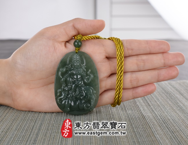 普賢菩薩項鍊玉珮大小示意照片  翡翠普賢菩薩項鍊玉珮（遍吉菩薩：普賢菩薩牌A貨翡翠普賢菩薩玉珮、緬甸玉普賢菩薩玉墜）。綠色油青糯種普賢菩薩，BS040。客製化訂做各種翡翠普賢菩薩吊墜玉珮項鍊。★附A貨翡翠雙證書