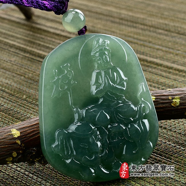 普賢菩薩項鍊玉珮左側照片  翡翠普賢菩薩項鍊玉珮（遍吉菩薩：普賢菩薩牌A貨翡翠普賢菩薩玉珮、緬甸玉普賢菩薩玉墜）。綠色糯冰種油青普賢菩薩，BS077。客製化訂做各種翡翠普賢菩薩吊墜玉珮項鍊。★附A貨翡翠雙證書