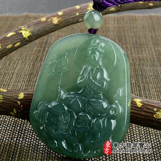 普賢菩薩項鍊玉珮右側照片  翡翠普賢菩薩項鍊玉珮（普賢菩薩：普賢菩薩牌A貨翡翠普賢菩薩玉珮、緬甸玉普賢菩薩玉墜）。綠色糯冰種油青普賢菩薩，BS077。客製化訂做各種翡翠普賢菩薩吊墜玉珮項鍊。★附A貨翡翠雙證書