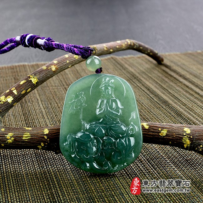 普賢菩薩項鍊玉珮情境照片 翡翠普賢菩薩項鍊玉珮（遍吉菩薩：普賢菩薩牌A貨翡翠普賢菩薩玉珮、緬甸玉普賢菩薩玉墜）。綠色糯冰種油青普賢菩薩，BS077。客製化訂做各種翡翠普賢菩薩吊墜玉珮項鍊。★附A貨翡翠雙證書