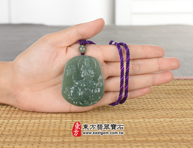 普賢菩薩項鍊玉珮大小示意照片  翡翠普賢菩薩項鍊玉珮（遍吉菩薩：普賢菩薩牌A貨翡翠普賢菩薩玉珮、緬甸玉普賢菩薩玉墜）。綠色糯冰種油青普賢菩薩，BS077。客製化訂做各種翡翠普賢菩薩吊墜玉珮項鍊。★附A貨翡翠雙證書