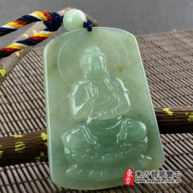 釋迦牟尼佛項鍊玉珮左側照片  翡翠釋迦牟尼佛項鍊玉珮（佛祖：釋迦牟尼佛牌A貨翡翠釋迦牟尼佛玉珮、緬甸玉釋迦牟尼佛玉墜）。綠色糯種帶微冰釋迦牟尼佛，FD274。客製化訂做各種翡翠釋迦牟尼佛吊墜玉珮項鍊。★附A貨翡翠雙證書