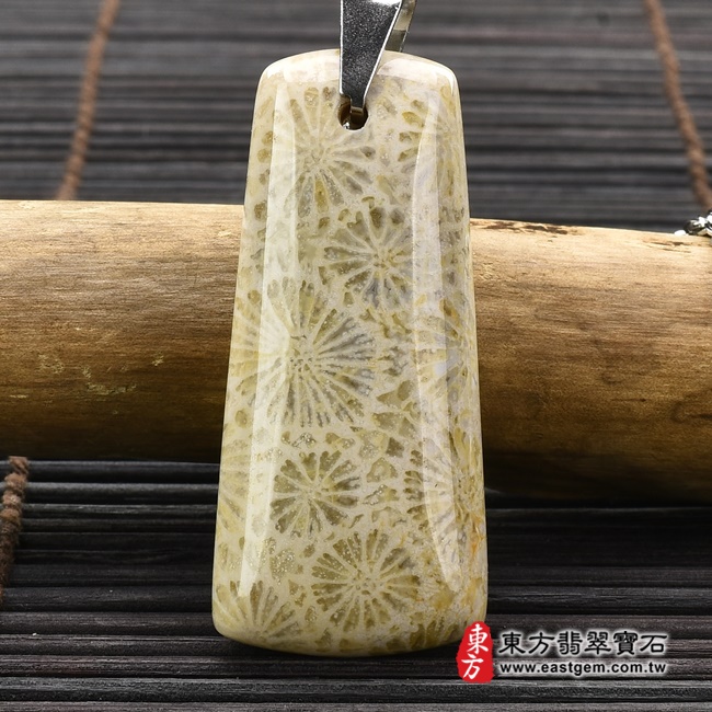 菊花石梯形項鍊玉珮背面照片 菊花石梯形項鍊玉珮（梯形牌菊花石玉珮、菊花石梯形玉墜）。菊花石梯形，EG138。客製化訂做各種菊花石梯形吊墜玉珮項鍊。★東方翡翠寶石保證卡