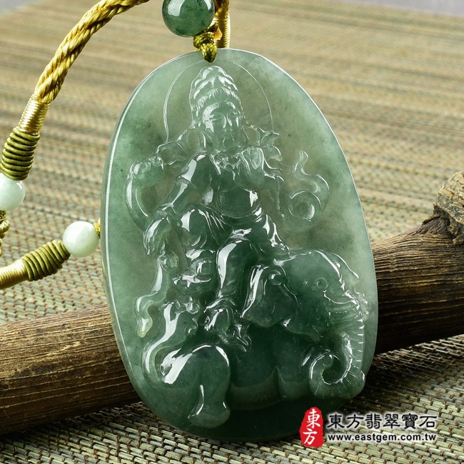 普賢菩薩項鍊玉珮左側照片翡翠普賢菩薩項鍊玉珮（遍吉菩薩：普賢菩薩牌A貨翡翠普賢菩薩玉珮、緬甸玉普賢菩薩玉墜）。綠色油青糯種普賢菩薩，BS040。客製化訂做各種翡翠普賢菩薩吊墜玉珮項鍊。★附A貨翡翠雙證書