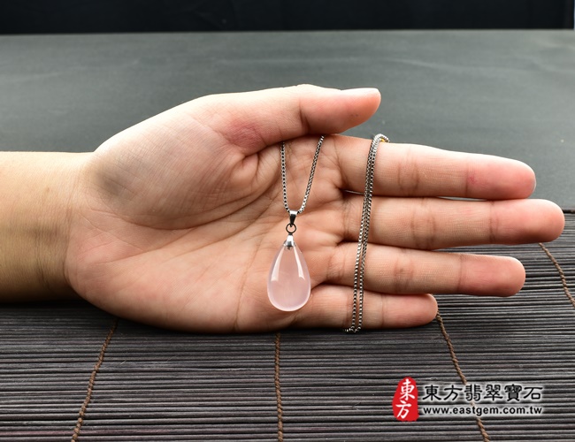 粉晶水滴項鍊玉珮大小示意照片 粉晶水滴項鍊玉珮（水滴牌粉晶玉珮、粉晶水滴玉墜）。粉晶水滴，EG171。客製化訂做各種粉晶水滴吊墜玉珮項鍊。★東方翡翠寶石保證卡