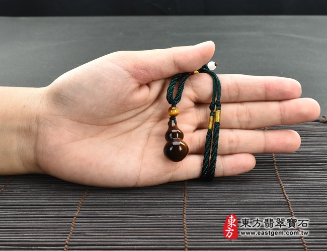 黃虎眼葫蘆項鍊玉珮大小示意照片 黃虎眼葫蘆項鍊玉珮（福祿壽：葫蘆牌黃虎眼葫蘆玉珮、黃虎眼葫蘆玉墜）。黃虎眼葫蘆，HL054。客製化訂做各種黃虎眼葫蘆吊墜玉珮項鍊。★附東方翡翠寶石保證卡