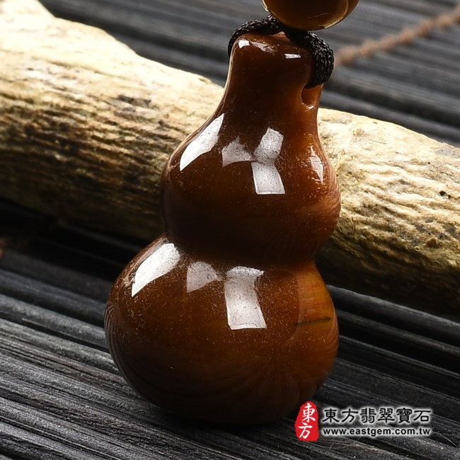 黃虎眼葫蘆項鍊玉珮右側照片 黃虎眼葫蘆項鍊玉珮（福祿壽：葫蘆牌黃虎眼葫蘆玉珮、黃虎眼葫蘆玉墜）。黃虎眼葫蘆，HL056。客製化訂做各種黃虎眼葫蘆吊墜玉珮項鍊。★附東方翡翠寶石保證卡