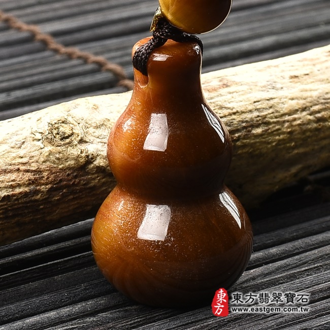 黃虎眼葫蘆項鍊玉珮左側照片 黃虎眼葫蘆項鍊玉珮（福祿壽：葫蘆牌黃虎眼葫蘆玉珮、黃虎眼葫蘆玉墜）。黃虎眼葫蘆，HL056。客製化訂做各種黃虎眼葫蘆吊墜玉珮項鍊。★附東方翡翠寶石保證卡