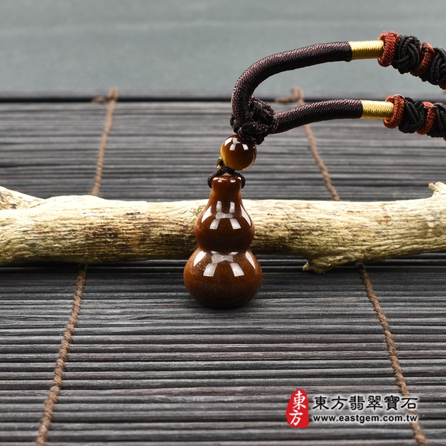 黃虎眼葫蘆項鍊玉珮情境照片 黃虎眼葫蘆項鍊玉珮（福祿壽：葫蘆牌黃虎眼葫蘆玉珮、黃虎眼葫蘆玉墜）。黃虎眼葫蘆，HL056。客製化訂做各種黃虎眼葫蘆吊墜玉珮項鍊。★附東方翡翠寶石保證卡