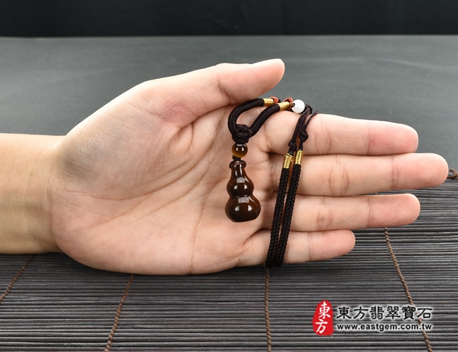 黃虎眼葫蘆項鍊玉珮大小示意照片 黃虎眼葫蘆項鍊玉珮（福祿壽：葫蘆牌黃虎眼葫蘆玉珮、黃虎眼葫蘆玉墜）。黃虎眼葫蘆，HL056。客製化訂做各種黃虎眼葫蘆吊墜玉珮項鍊。★附東方翡翠寶石保證卡