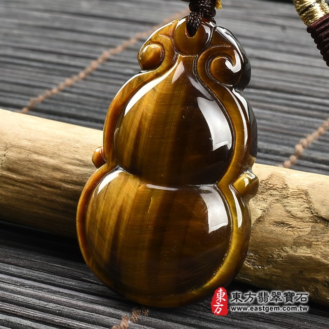 黃虎眼葫蘆項鍊玉珮右側照片 黃虎眼葫蘆項鍊玉珮（福祿壽：葫蘆牌黃虎眼葫蘆玉珮、黃虎眼葫蘆玉墜）。黃虎眼葫蘆，HL061。客製化訂做各種黃虎眼葫蘆吊墜玉珮項鍊。★附東方翡翠寶石保證卡