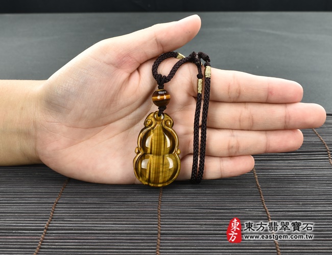 黃虎眼葫蘆項鍊玉珮大小示意照片 黃虎眼葫蘆項鍊玉珮（福祿壽：葫蘆牌黃虎眼葫蘆玉珮、黃虎眼葫蘆玉墜）。黃虎眼葫蘆，HL061。客製化訂做各種黃虎眼葫蘆吊墜玉珮項鍊。★附東方翡翠寶石保證卡