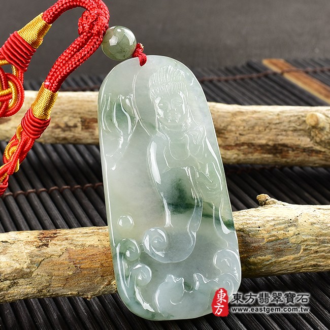 觀音項鍊玉珮左側照片  翡翠觀音項鍊玉珮（觀世音菩薩，魚藍觀音：觀音牌A貨翡翠觀音玉珮、緬甸玉觀音玉墜）。深淺綠色糯種帶飄花觀音，GY330。客製化訂做各種翡翠觀音吊墜玉珮項鍊。★附A貨翡翠雙證書