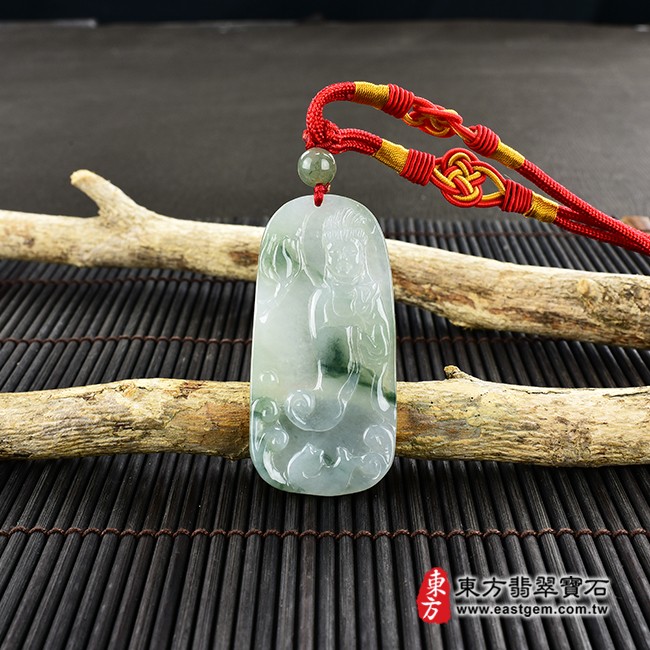 觀音項鍊玉珮情境照片  翡翠觀音項鍊玉珮（觀世音菩薩，魚藍觀音：觀音牌A貨翡翠觀音玉珮、緬甸玉觀音玉墜）。深淺綠色糯種帶飄花觀音，GY330。客製化訂做各種翡翠觀音吊墜玉珮項鍊。★附A貨翡翠雙證書