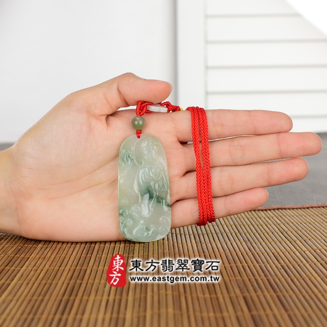 觀音項鍊玉珮大小示意照片  翡翠觀音項鍊玉珮（觀世音菩薩，魚藍觀音：觀音牌A貨翡翠觀音玉珮、緬甸玉觀音玉墜）。深淺綠色糯種帶飄花觀音，GY330。客製化訂做各種翡翠觀音吊墜玉珮項鍊。★附A貨翡翠雙證書