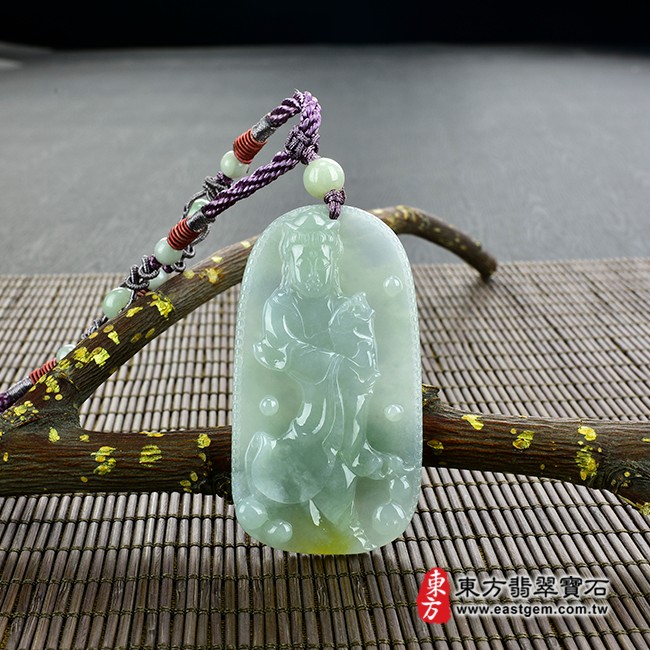觀音項鍊玉珮情境照片  （已出售勿下標，可訂做）翡翠觀音項鍊玉珮（觀世音菩薩，白衣觀音：觀音牌A貨翡翠觀音玉珮、緬甸玉觀音玉墜）。淡綠色糯種帶黃翡翠觀音，GY377。客製化訂做各種翡翠觀音吊墜玉珮項鍊。★附A貨翡翠雙證書