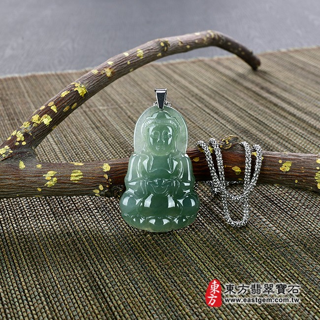 觀音項鍊玉珮情境照片  翡翠觀音項鍊玉珮（觀世音菩薩：觀音牌A貨翡翠觀音玉珮、緬甸玉觀音玉墜）。綠色糯種觀音，GY442。客製化訂做各種翡翠觀音吊墜玉珮項鍊。★附A貨翡翠雙證書