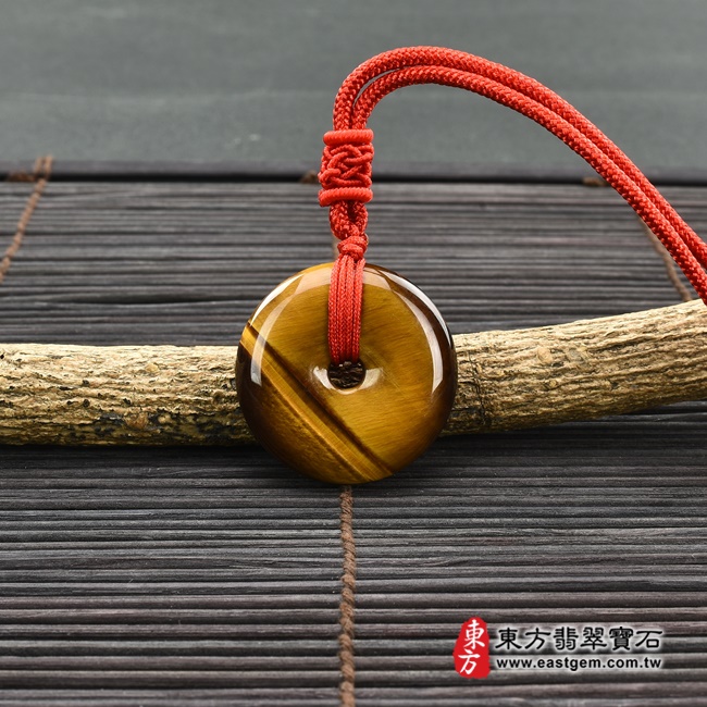 黃虎眼石平安扣項鍊玉珮情境照片 黃虎眼石平安扣項鍊玉珮（平安扣牌黃虎眼石玉珮、黃虎眼石平安扣玉墜）。黃虎眼石平安扣，PN300。客製化訂做各種黃虎眼石平安扣吊墜玉珮項鍊。★東方翡翠寶石保證卡