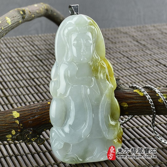 觀世音菩薩項鍊玉珮左側照片  翡翠觀世音菩薩項鍊玉珮（觀世音菩薩：觀世音菩薩牌A貨翡翠觀世音菩薩玉珮、緬甸玉觀世音菩薩玉墜）。淡綠色細糯種帶黃翡觀世音菩薩，GY598。客製化訂做各種翡翠觀世音菩薩吊墜玉珮項鍊。★附A貨翡翠雙證書