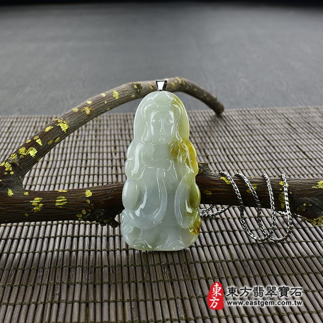 觀世音菩薩項鍊玉珮情境照片  翡翠觀世音菩薩項鍊玉珮（觀世音菩薩：觀世音菩薩牌A貨翡翠觀世音菩薩玉珮、緬甸玉觀世音菩薩玉墜）。淡綠色細糯種帶黃翡觀世音菩薩，GY598。客製化訂做各種翡翠觀世音菩薩吊墜玉珮項鍊。★附A貨翡翠雙證書