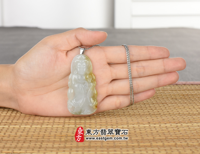 觀世音菩薩項鍊玉珮大小示意照片  翡翠觀世音菩薩項鍊玉珮（觀世音菩薩：觀世音菩薩牌A貨翡翠觀世音菩薩玉珮、緬甸玉觀世音菩薩玉墜）。淡綠色細糯種帶黃翡觀世音菩薩，GY598。客製化訂做各種翡翠觀世音菩薩吊墜玉珮項鍊。★附A貨翡翠雙證書