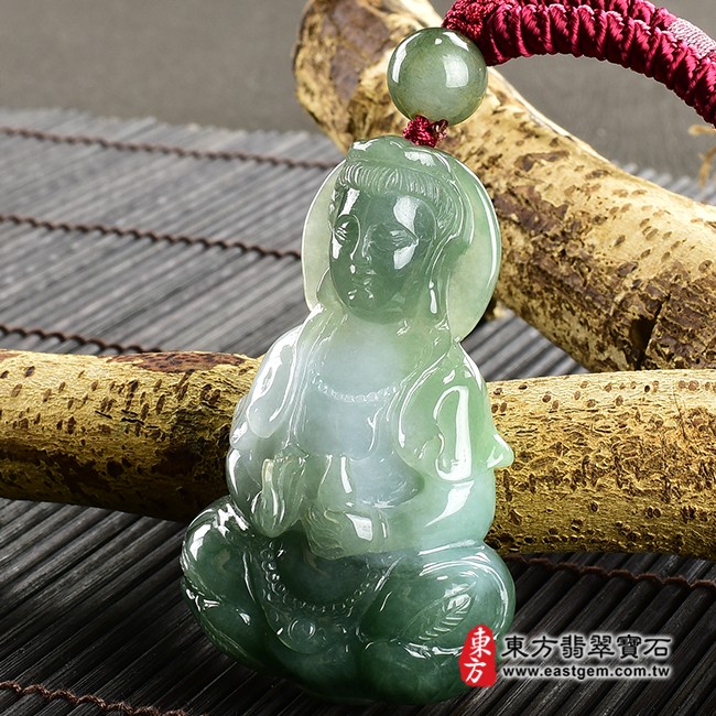 觀世音菩薩項鍊玉珮右側照片  翡翠觀世音菩薩項鍊玉珮（觀世音菩薩，寶瓶觀音： 觀世音菩薩牌A貨翡翠觀世音菩薩玉珮、緬甸玉觀世音菩薩玉墜）。深淺綠細糯種觀世音菩薩，GY727。客製化訂做各種翡翠觀世音菩薩吊墜玉珮項鍊。★附A貨翡翠雙證書