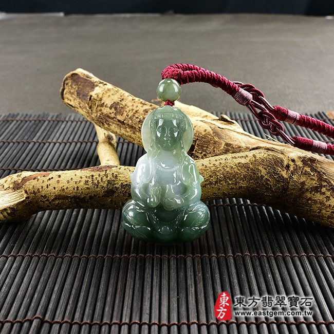觀世音菩薩項鍊玉珮情境照片  翡翠觀世音菩薩項鍊玉珮（觀世音菩薩，寶瓶觀音： 觀世音菩薩牌A貨翡翠觀世音菩薩玉珮、緬甸玉觀世音菩薩玉墜）。深淺綠細糯種觀世音菩薩，GY727。客製化訂做各種翡翠觀世音菩薩吊墜玉珮項鍊。★附A貨翡翠雙證書