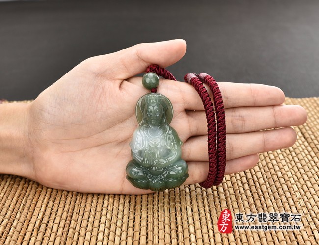 觀世音菩薩項鍊玉珮大小示意照片  翡翠觀世音菩薩項鍊玉珮（觀世音菩薩，寶瓶觀音： 觀世音菩薩牌A貨翡翠觀世音菩薩玉珮、緬甸玉觀世音菩薩玉墜）。深淺綠細糯種觀世音菩薩，GY727。客製化訂做各種翡翠觀世音菩薩吊墜玉珮項鍊。★附A貨翡翠雙證書